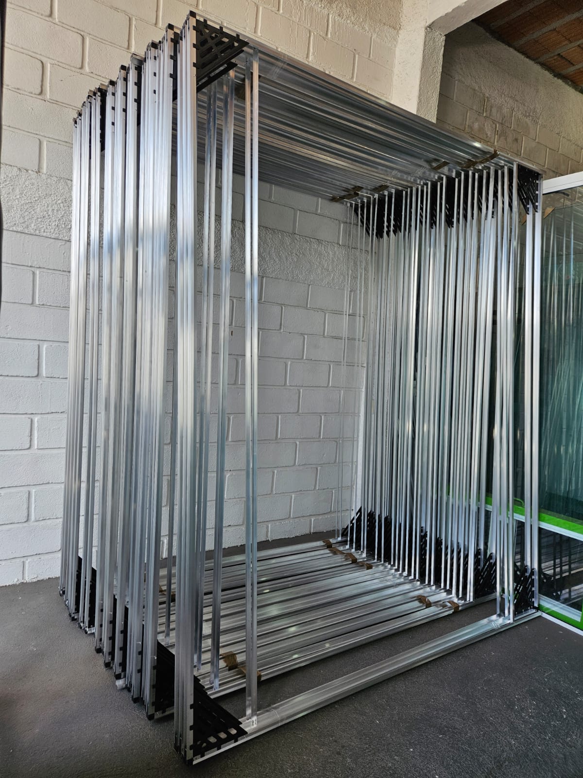 Contramarco de alumínio